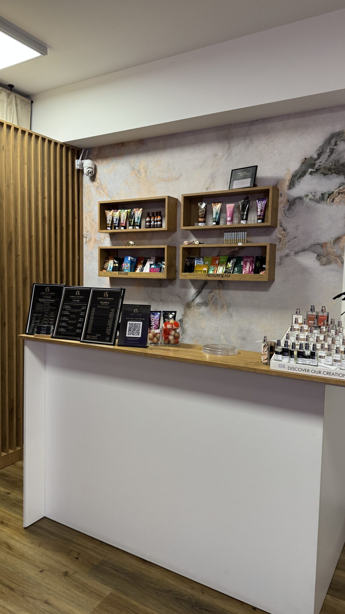 Recepcja salonu Fabryka Endorfiny z kosmetykami
