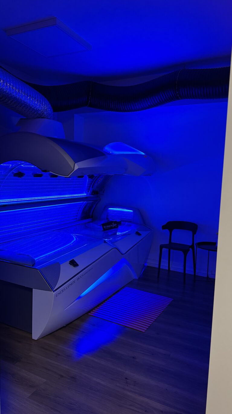 Łóżko solarium w salonie Fabryka Endorfiny w Suwałkach